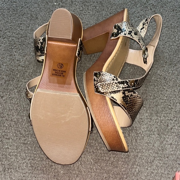 Heel Sandals size 8 1/2 soda - Picture 3 of 3